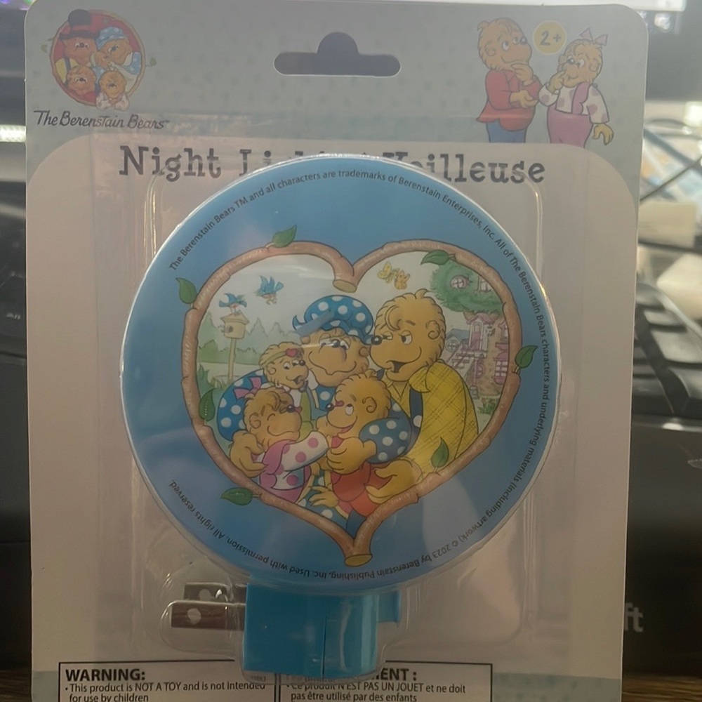 The Berenstain bears nightlight with the whole family in a Heart.